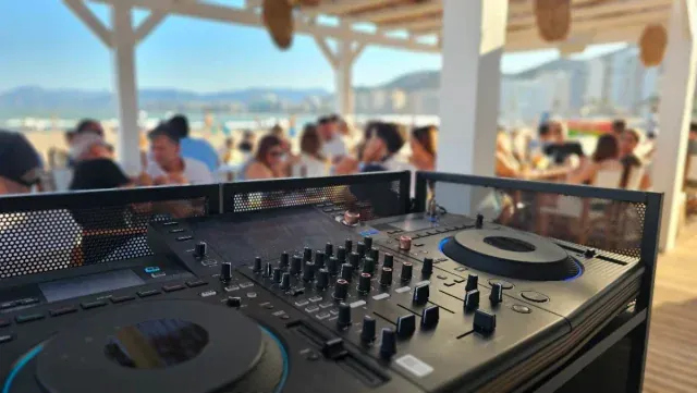 DJ en un chiringuito de playa